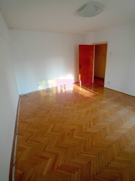Vanzare apartament de 4 camere la Casa Poporului-stradal