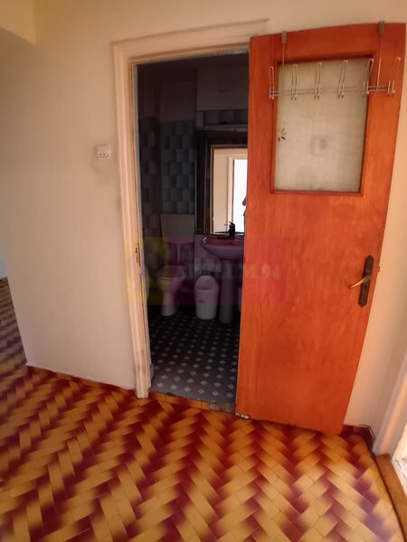Vanzare apartament de 4 camere la Casa Poporului-stradal