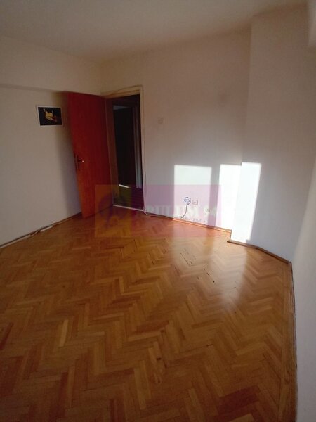 Vanzare apartament de 4 camere la Casa Poporului-stradal