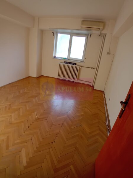 Vanzare apartament de 4 camere la Casa Poporului-stradal