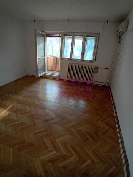Vanzare apartament de 4 camere la Casa Poporului-stradal
