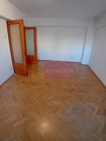 Vanzare apartament de 4 camere la Casa Poporului-stradal