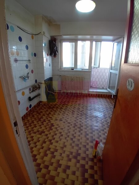 Vanzare apartament de 4 camere la Casa Poporului-stradal